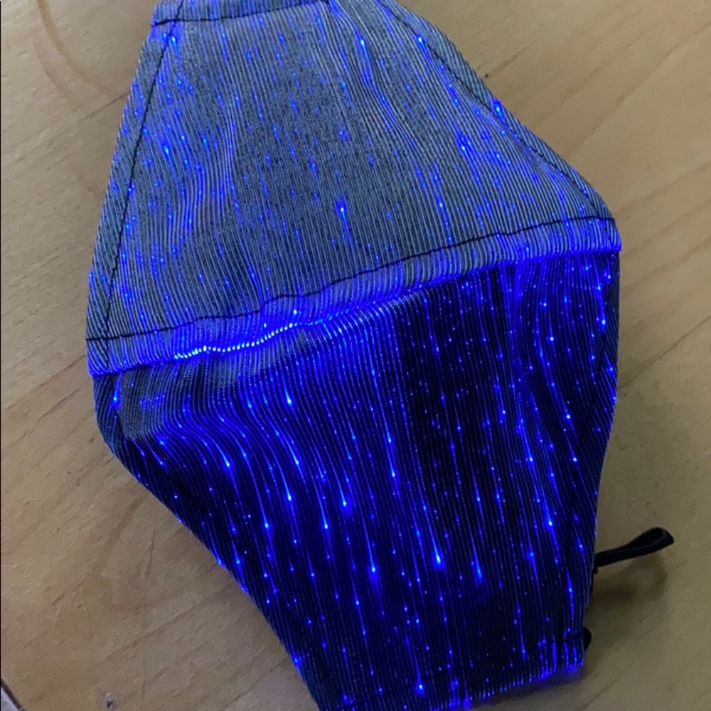Light Up Mask! 🔥 - Picture 4 of 8